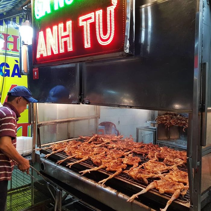 Lê Quang Định được mệnh danh là con đường bán gà nướng. Ảnh: Thảo Ly, p.h.u.o.n.g_t.h.a.n.h, nomadicnotes.
