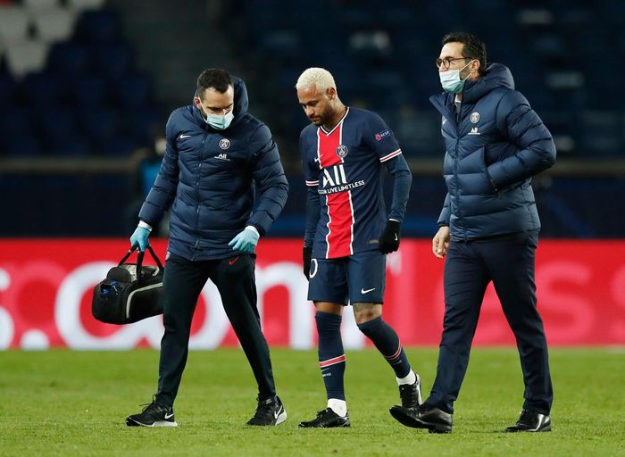  Những phút cuối trận, Neymar gặp chấn thương, cần sự chăm sóc y tế và được thay ra sân ở phút 90. Ngôi sao Brazil có bàn thắng quan trọng, ấn định thắng lợi cho PSG. 