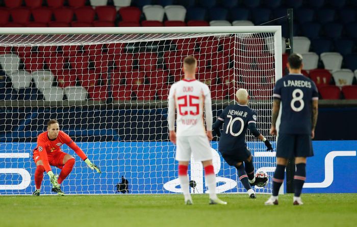  Phút thứ 9, PSG được hưởng penalty khi đội trưởng bên Leipzig Marcel Sabitzer phạm lỗi với Angel Di Maria trong vùng cấm. Trên chấm 11 m, Neymar sút bóng không quá mạnh, nhưng vừa đủ để vượt ngoài tầm với của thủ thành Peter Gulacsi, mở tỷ số trận đấu ở phút 11. 