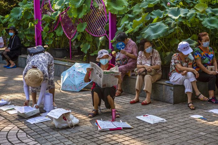  Các bà mẹ có con gái trên 30 tuổi thường khó tìm được con rể ở “chợ mai mối”. Ảnh: EPA-EFE. 