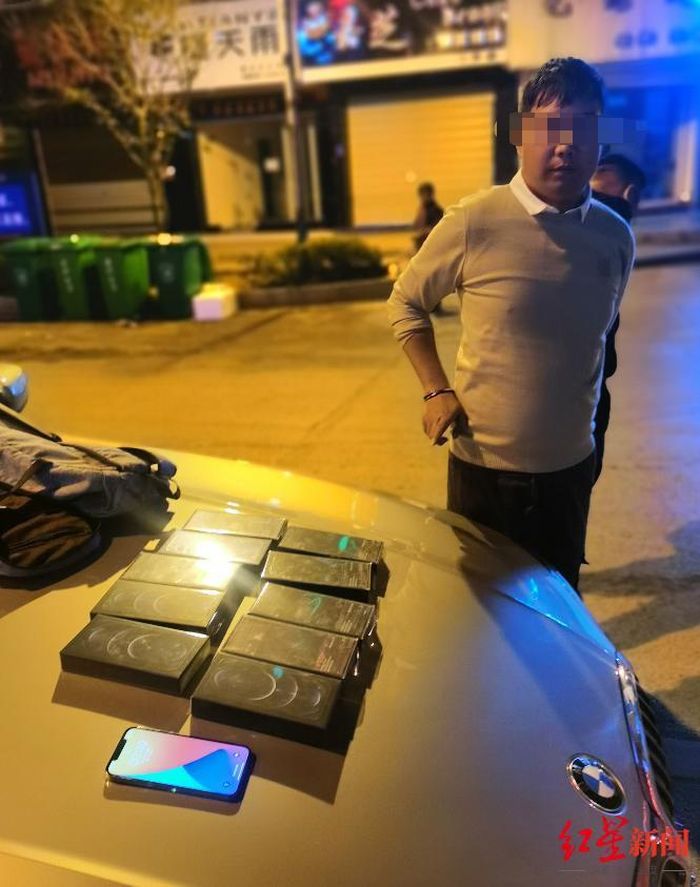  Tang vật cảnh sát thu được sau khi bắt giữ người đàn ông tên Tang. Ảnh: Sina. 