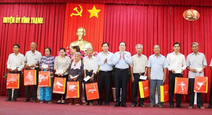 Đồng chí Trần Thanh Mẫn cùng lãnh đạo TP Cần Thơ, tặng quà cho các gia đình chính sách, hộ khó khăn... ở huyện Vĩnh Thạnh. Ảnh: HUỲNH LỢI 
