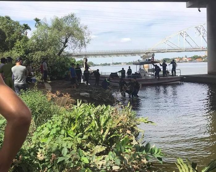 Lực lượng đưa thi thể thanh niên lên bờ. Ảnh: CHÍ THẠCH 