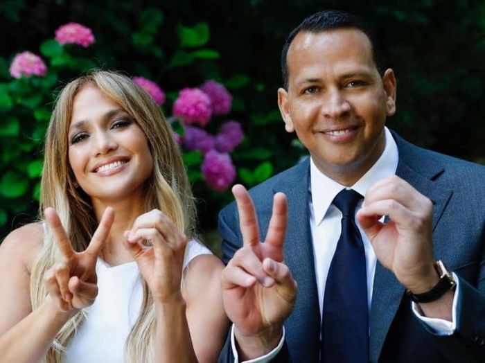 Tháng 3 năm ngoái, người đẹp thông báo đính hôn với bạn trai kém 6 tuổi - ngôi sao bóng chày Alex Rodriguez. Cặp đôi hẹn hò từ năm 2017.