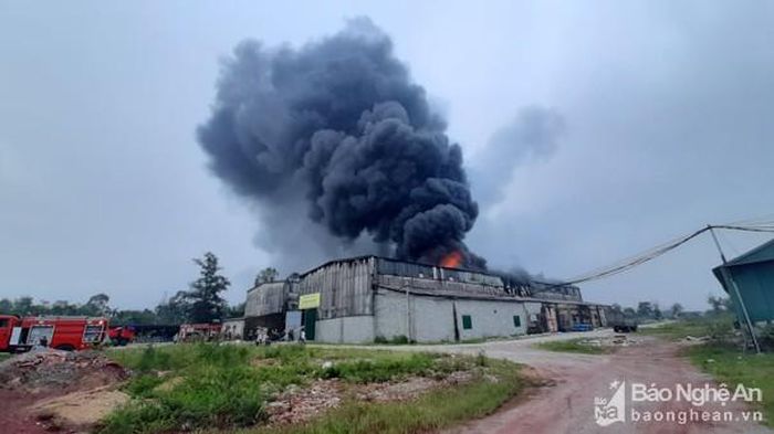 Khói đen bao trùm cả kho chứa. Ảnh: Hồng Quang