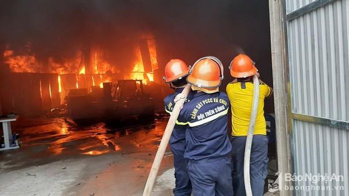 Lực lượng chữa cháy dập lửa. Ảnh: Hồng Quang