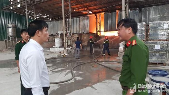 Lãnh đạo Thành phố Vinh có mặt kịp thời để chỉ đạo công tác chữa cháy. Ảnh: Hồng Quang