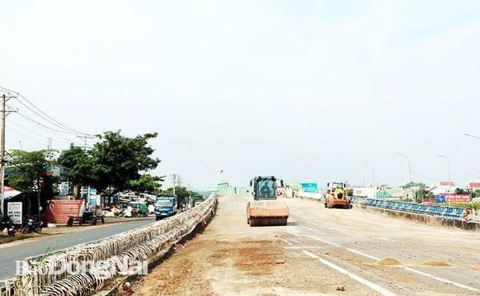 Do thiếu vốn, công trình cầu vượt Dầu Giây thường xuyên thi công cầm chừng