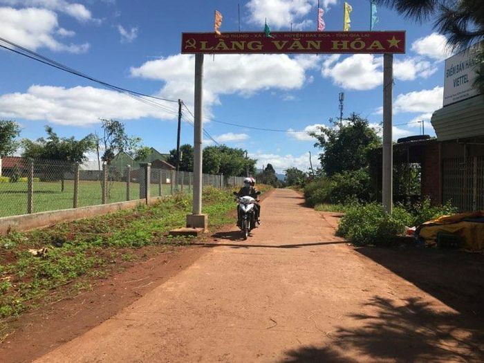 Đường giao thông ở làng Thung (xã Hnol, huyện Đak Đoa) được bê tông hóa khang trang, sạch đẹp. Ảnh: R'Ô Hok