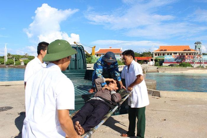 Các ngư dân đánh bắt hải sản được cán bộ, chiến sĩ và y, bác sĩ trên đảo Trường Sa cấp cứu kịp thời mỗi khi đau ốm, tai nạn