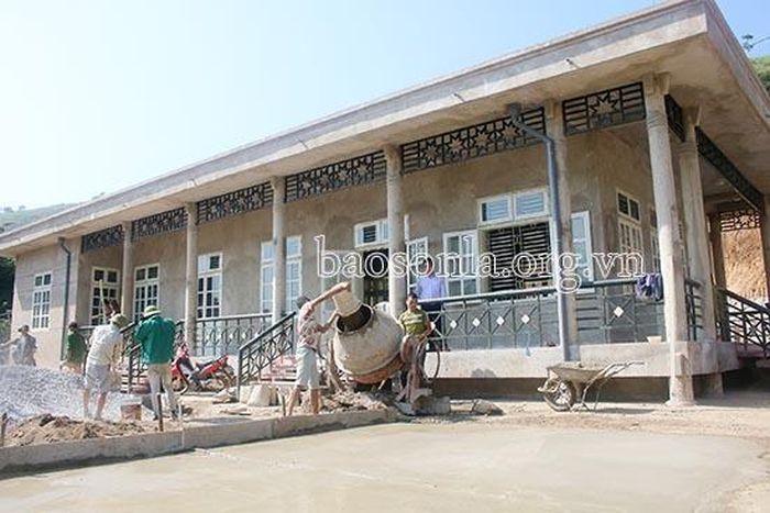 Nhà văn hóa tiểu khu Ít Bon, thị trấn Ít Ong (Mường La) được đầu tư xây dựng từ nguồn vốn Chương trình 135.