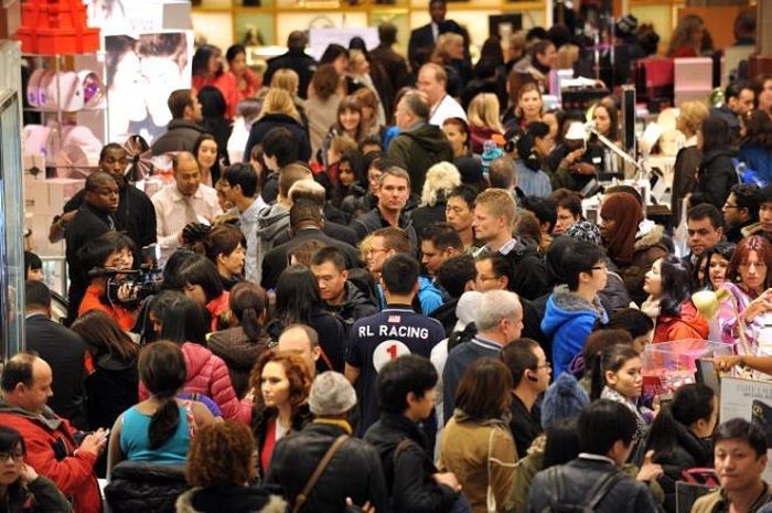 Black Friday thu hút đông đảo người tiêu dùng. (Ảnh: Business Insider)
