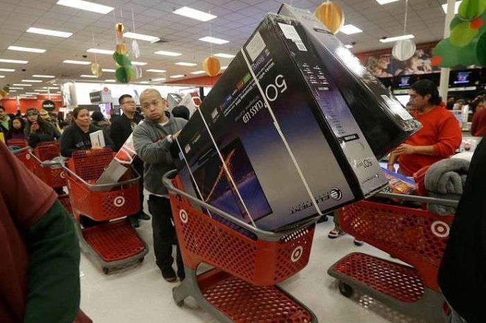 Các hãng thường quảng cáo rầm rộ trước ngày Black Friday. (Ảnh: Getty Image)