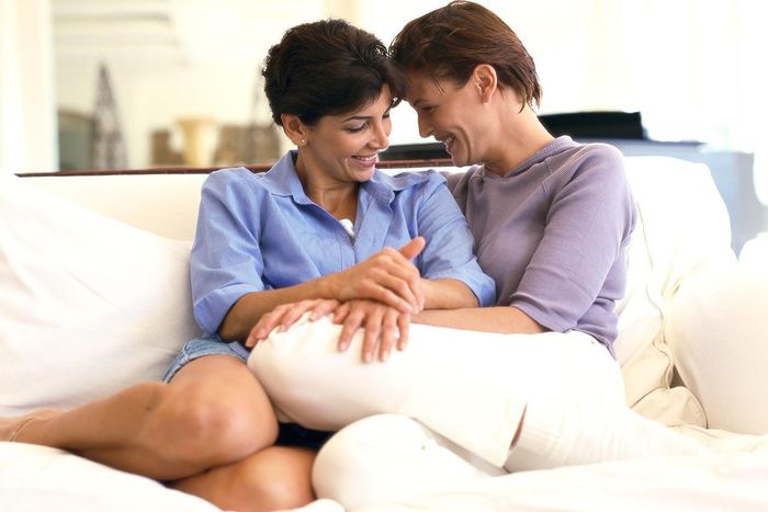 Xã hội đã cởi mở hơn với tình bạn lãng mạn giữa những người cùng giới. 