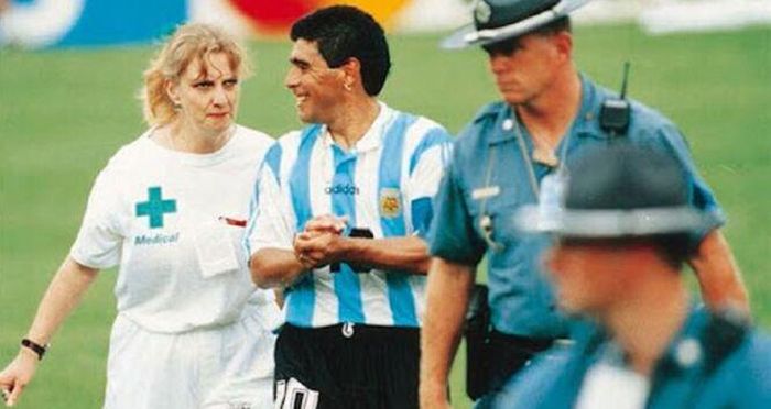 Maradona năm bị cấm thi đấu tại World Cup 1994 vì dương tính với ma túy