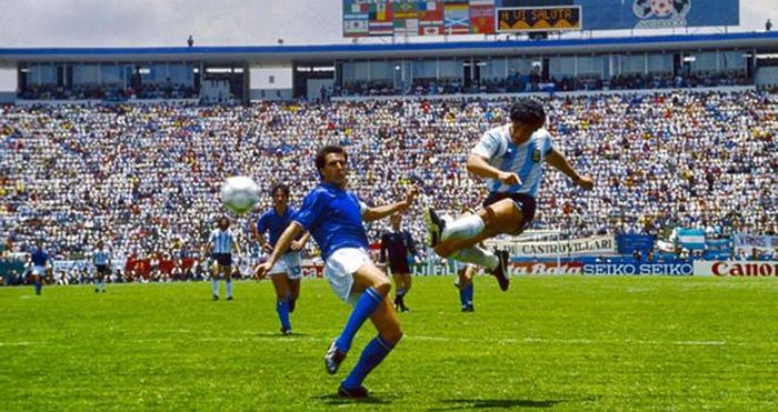 Maradona ghi bàn vào lưới Italy