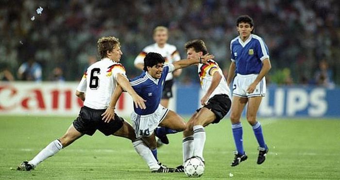 Maradona trong trận Chung kết World Cup 1990 với đội tuyển Đức