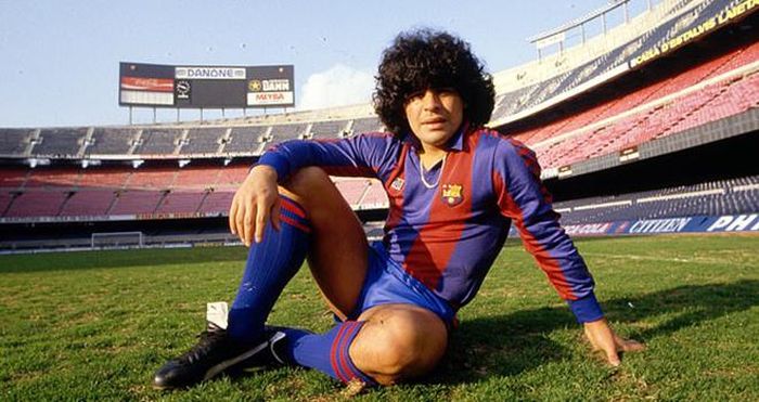 Maradona chuyển tới Barcelona năm 1982