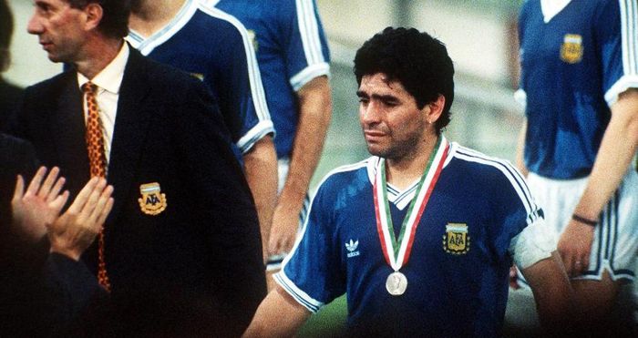 Argentina thua trận 0-1 trước tuyển Đức. Maradona đã không giữ được những giọt nước mắt đau buồn của mình