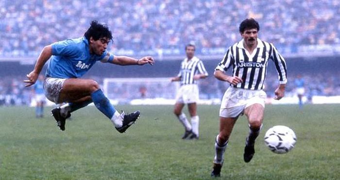 Maradona ghi bàn vào lưới Juventus giúp Napoli vô địch mùa giải 1986/87