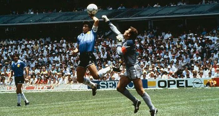 Maradona và khoảnh khắc "Bàn tay của Chúa"