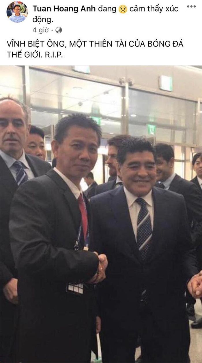 HLV Hoàng Anh Tuấn từng may mắn được gặp Diego Maradona. Cựu HLV trưởng U19 Việt Nam đăng tải trên Facebook cá nhân bức ảnh bắt tay Maradona tại lễ bốc thăm Lễ bốc thăm chia bảng VCK U20 World Cup tại Suwon (Hàn Quốc) ngày 15/3/2017. Ông Tuấn viết: "Vĩnh biệt ông, một thiên tài của bóng đá thế giới".