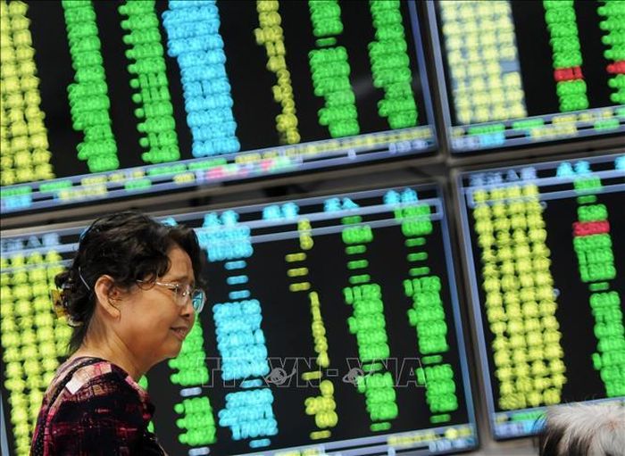 Bảng tỷ giá chứng khoán tại Sàn giao dịch Hong Kong, Trung Quốc. Ảnh: AFP/TTXVN