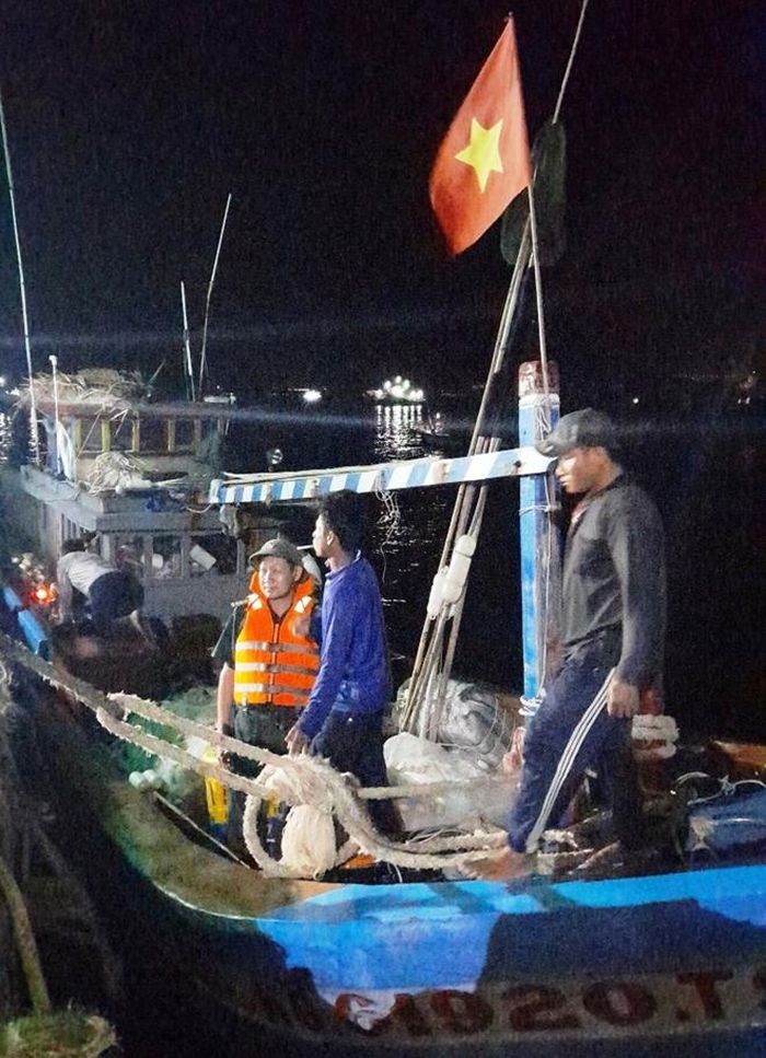Tàu cá KG 61920- TS được kéo vào Cảng Thổ Châu an toàn.