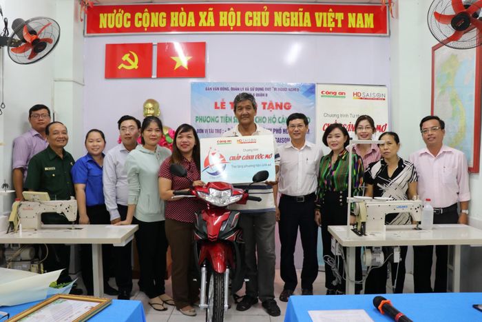 Tại P.6, đoàn tiếp tục hỗ trợ kinh phí mua 1 xe máy và 2 máy may cho ba gia đình có nhu cầu.