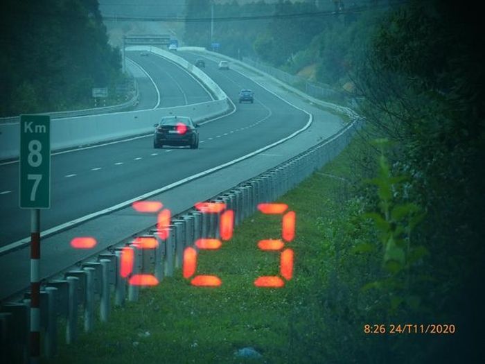 Chiếc xe BMW chạy trên 200 km/h (cụ thể là 223km/h) trên cao tốc Bắc Giang – Lạng Sơn