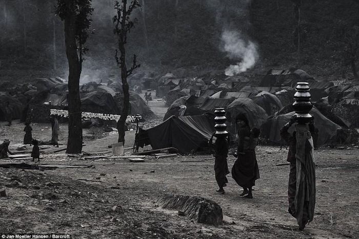 Sống trong những cánh rừng Himalaya ở Nepal, người Raute được biết đến là bộ tộc liên tục chuyển chỗ ở. Hoh có lối sống du mục nên không có chỗ ở cố định.