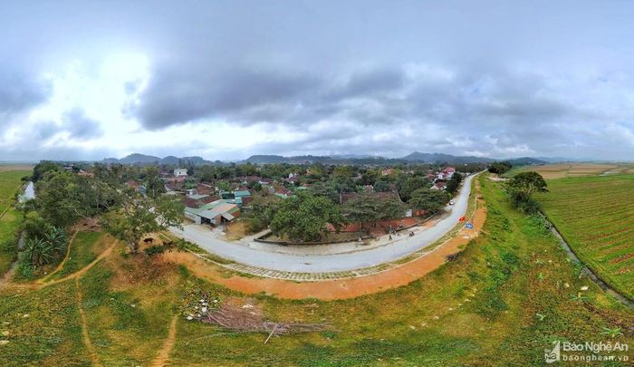Tọa lạc trên diện tích khoảng 2.500 m2, đình Hoành Sơn nằm bên hữu ngạn dòng Lam, thuộc xóm 4, xã Khánh Sơn, huyện Nam Đàn. Trước đây, đình có tên gọi là đình Nam Hoa, rồi đình Làng Ngang, thuộc tổng Nam Kim. Ảnh: Thành Cường