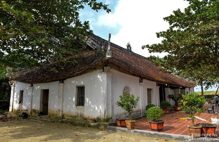 Căn cứ theo các tư liệu ít ỏi còn ghi chép lại thì đình Hoành Sơn được xây dựng vào tháng Chạp năm Nhâm Ngọ, niên hiệu Cảnh Hưng thứ 23 (1763) và đến cuối năm sau (Quý Tỵ 1764) thì hoàn thành. Người khởi xướng và chủ sự xây dựng công trình này là Đặng Thạc, cử nhân dưới triều Vua Lê Hiển Tông (1740 - 1786) thuộc dòng dõi thế tộc và có uy quyền nhất vùng. Ảnh: Thành Cường