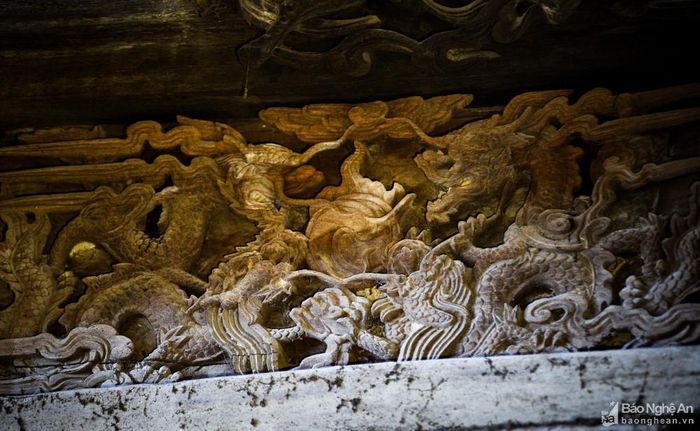 Các hoa văn trong đình được chạm khắc rất công phu, có độ tinh xảo cao như: bát tiên, cưỡi hạc, đánh cờ, đua thuyền, tứ linh, tứ quý, đại bàng đối xứng từng gian, rồng ổ… thể hiện quan điểm triết lý nhân sinh thấm đẫm tinh thần nhân văn của dân tộc và phản ánh nghệ thuật chạm khắc đã đạt đến trình độ bậc thầy. Ảnh: Thành Cường