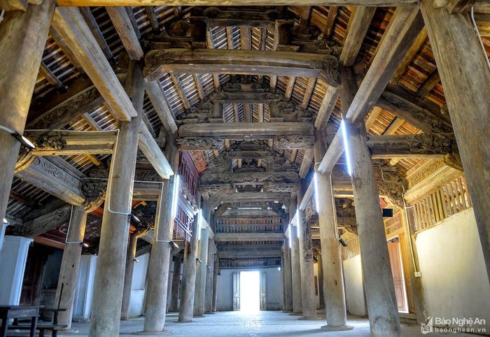 Đình Hoành Sơn có 8 vì, 7 gian với tổng số 32 cột gỗ lim tròn. Trong đó có 12 cột cái cao 5,75m, đường kính 0,45m và 20 cột quân cao gần 4m, đường kính 0,42m. Bên trong đình, trên dầu hàng cột là tổ hợp các công trình nghệ thuật điêu khắc. Ảnh: Thành Cường