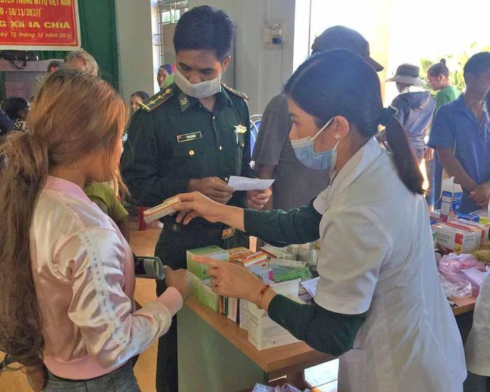 Các y-bác sĩ cấp thuốc cho người dân xã biên giới Ia Chía (huyện Ia Grai). Ảnh: Anh Huy