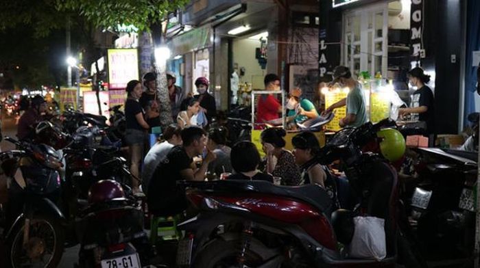Quán cơm cháy kho quẹt của hai vợ chồng câm điếc luôn rất đông khách hàng.