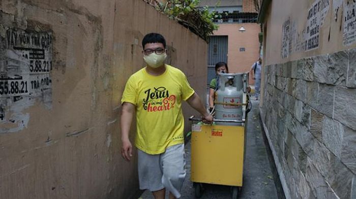 Chị Thúy cùng em trai đẩy xe hàng chuẩn bị cho buổi bán hàng vào 16h chiều.