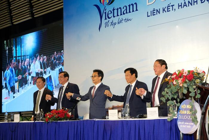 Phó Thủ tướng Vũ Đức Đam (ở giữa) cùng Bộ, ngành quyết tâm phục hồi du lịch.