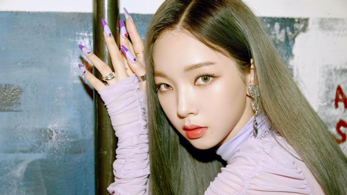  Khi aespa ra mắt và Karina được công bố là center (thành viên đứng vị trí trung tâm), dư luận tranh cãi. Họ cho rằng vẻ đẹp của Karina không đi theo chuẩn mực vẻ đẹp của SM cũng như Kpop. Nhìn hình ảnh của Karina, nhiều người hâm mộ cho rằng SM đang hướng nữ ca sĩ theo hình tượng giống Jennie hay Yeji. 