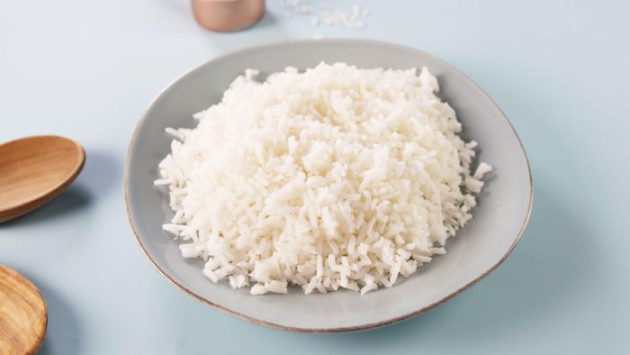  Là nguồn tinh bột có chỉ số gia tăng tốc độ đường huyết (GI) cao, gạo trắng được cho rằng sẽ giúp giấc ngủ sâu hơn, thời gian ngủ dài hơn. Tuy nhiên, lượng chất xơ và hàm lượng dinh dưỡng không cao nên chúng ta chỉ nên tiêu thụ gạo trắng ở mức độ vừa phải. 