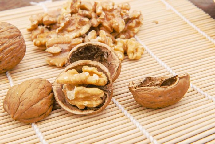  Các nhà khoa học tại Phần Lan khẳng định hạt óc chó giúp cải thiện chất lượng giấc ngủ nhờ là nguồn cung cấp melatonin lớn. Ngoài ra, thành phần axit béo ALA của thực phẩm này cũng trực tiếp khiến chúng ta ngủ ngon hơn. 