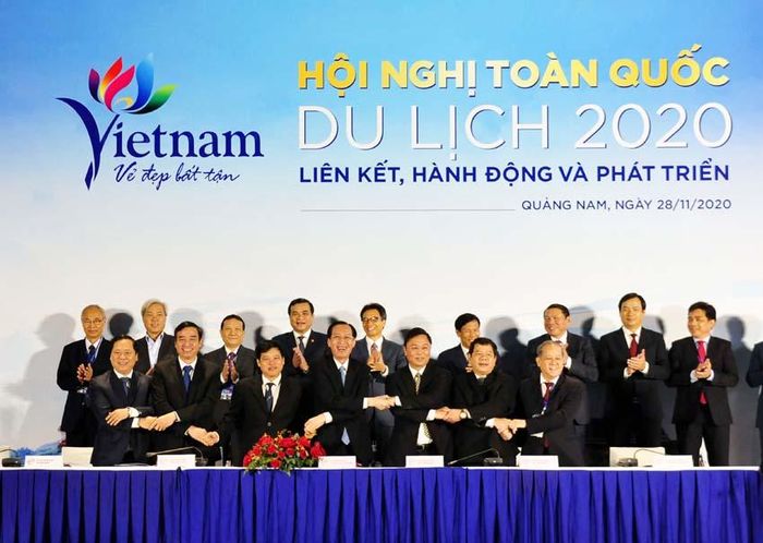  Phó Chủ tịch UBND TP Hà Nội Ngô Văn Quý cùng lãnh đạo các tỉnh miền Trung ký kết hợp tác du lịch tại Hội nghị