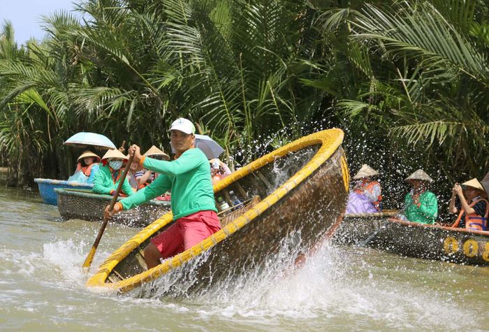 Du lịch sinh thái tham quan rừng dừa nước Bảy mẫu với chương trình biểu diễn lắc thúng tại Quảng Nam. Ảnh: NGỌC PHÚC