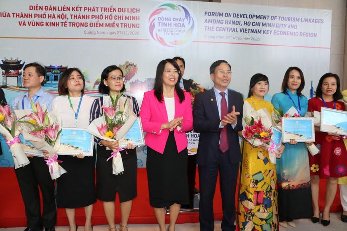 Bà Nguyễn Thị Ánh Hoa,Giám đốc Sở Du lịch TPHCM cùng các đại biểu tham dự chuỗi chương trình kích cầu du lịch vào trưa 27-11 tại Quảng Nam