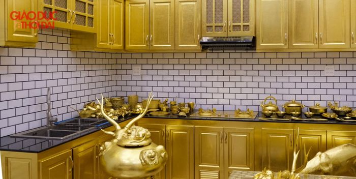 Khu vực bếp của "Ngôi nhà dát vàng" được anh tỉ mỉ dát vàng từng vật dụng