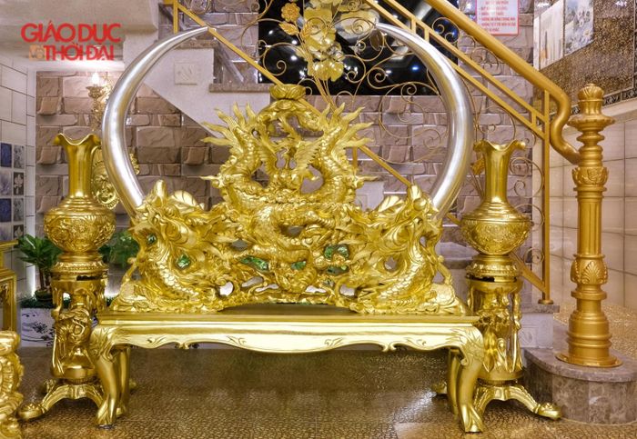 Một số vật dụng trang trí được anh Trung sưu tầm và dát vàng tỉ mỉ.