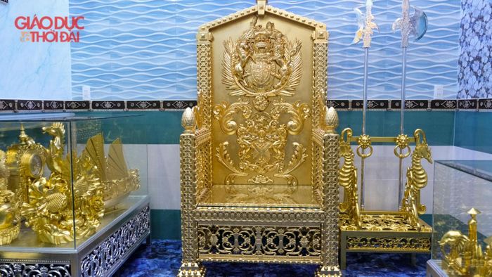 Để dát vàng một chiếc ghế 6 thợ làm xuyên suốt cả ngày mới hoàn thành.