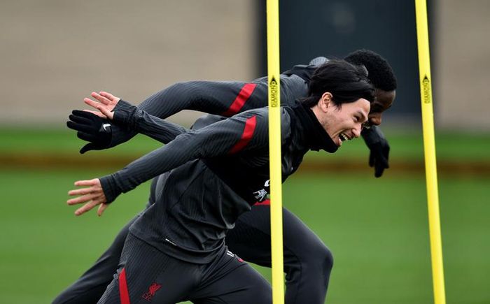 Cầu thủ Liverpool tập luyện hứng khởi trước trận