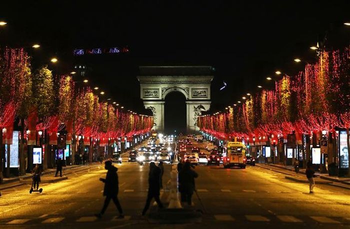 Đường phố tại Paris, Pháp, được trang hoàng rực rỡ đón Giáng sinh, ngày 22/11/2020. Ảnh: THX/ TTXVN